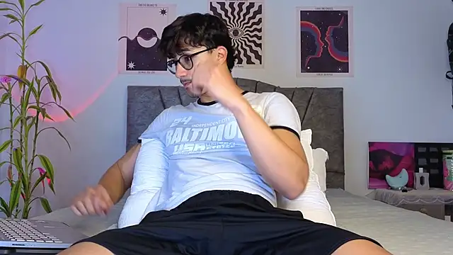 Snapshot of LatinReall chatting on December 5, 1:03 am LatinReall online show from December 5, 1:03 am