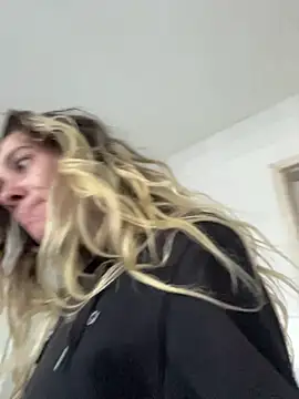 Snapshot of blond-96 chatting on December 3, 10:02 am blond-96 online show from December 3, 10:02 am