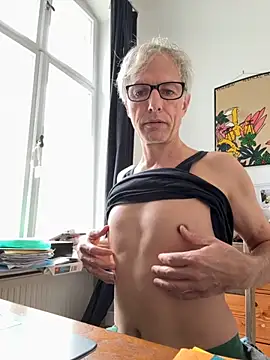 Snapshot of SexyLeon8 chatting on October 17, 9:12 am SexyLeon8 online show from October 17, 9:12 am