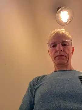 Snapshot of SexyLeon8 chatting on November 17, 8:20 am SexyLeon8 online show from November 17, 8:20 am