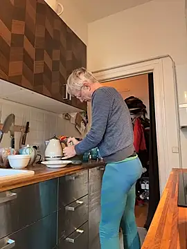 Snapshot of SexyLeon8 chatting on December 18, 8:20 am SexyLeon8 online show from December 18, 8:20 am