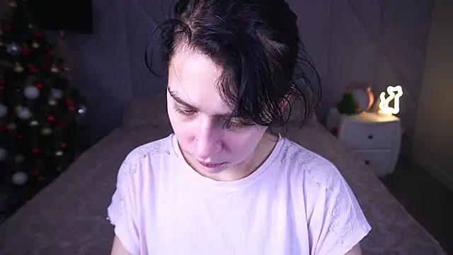 LiviaShy online show from December 18, 1:39 pm