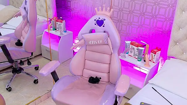 Snapshot of Becca_Grims chatting on November 13, 3:27 am Becca Grims online show from November 13, 3:27 am