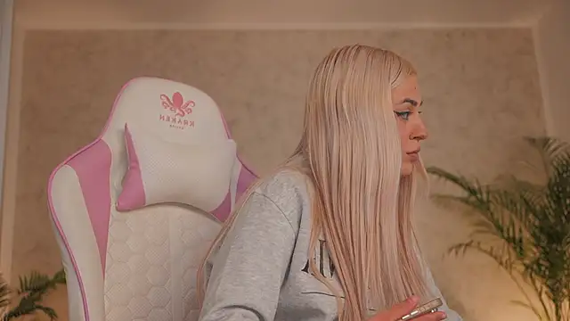 daisyblushh online show from March 12, 4:35 pm