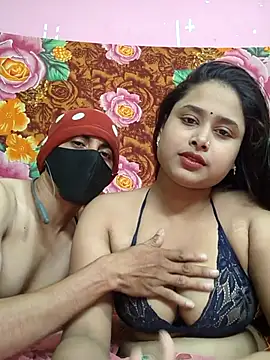 Snapshot of Seducing_couple chatting on May 8, 3:45 am Seducing couple online show from May 8, 3:45 am