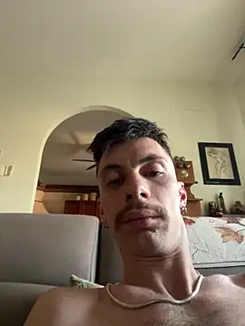 Snapshot of Lucamilano1991 chatting on April 18, 4:33 pm Lucamilano1991 online show from April 18, 4:33 pm