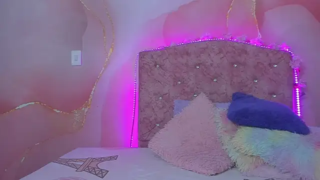 Snapshot of violet_taylor_ chatting on October 17, 2:26 am violet taylor online show from October 17, 2:26 am