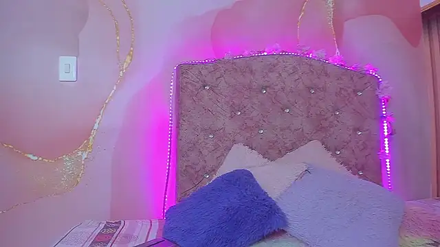 Snapshot of violet_taylor_ chatting on October 19, 2:12 am violet taylor online show from October 19, 2:12 am