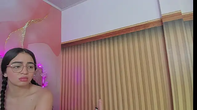 Snapshot of violet_taylor_ chatting on November 25, 2:22 am violet taylor online show from November 25, 2:22 am