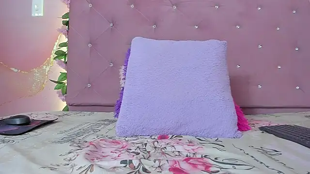 violet taylor  online show from April 28, 2:21 am