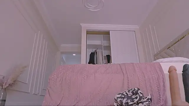 lori leen  online show from February 25, 7:18 am