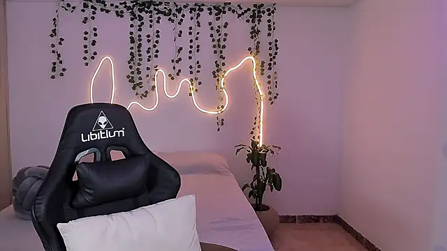 Snapshot of sara_doll77 chatting on September 18, 9:39 pm sara doll77 online show from September 18, 9:39 pm