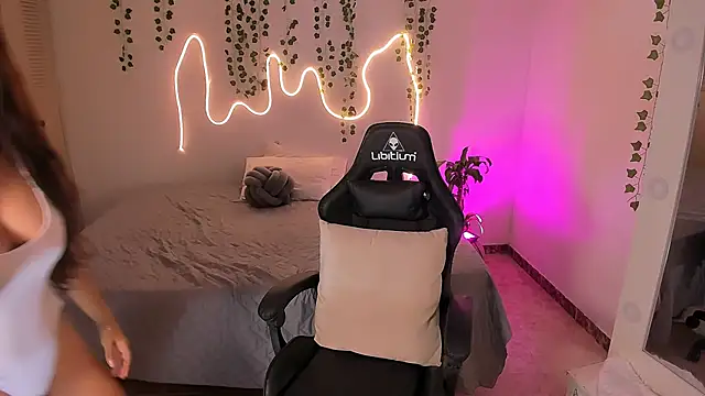 Snapshot of sara_doll77 chatting on November 26, 8:43 pm sara doll77 online show from November 26, 8:43 pm