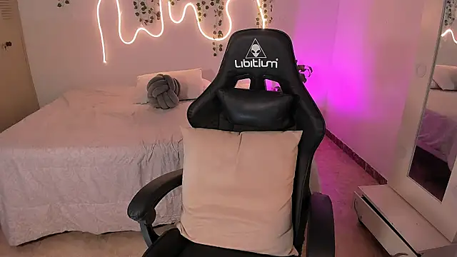 Snapshot of sara_doll77 chatting on December 1, 11:43 pm sara doll77 online show from December 1, 11:43 pm