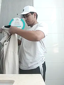 Snapshot of Oscariin96 chatting on February 13, 2:57 pm Oscariin96 online show from February 13, 2:57 pm