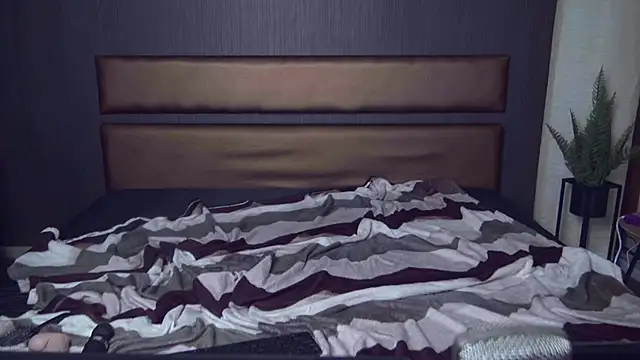 Snapshot of BustyBrunettes chatting on October 31, 4:52 pm BustyBrunettes online show from October 31, 4:52 pm