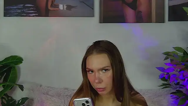 AlysonHuxley  online show from March 6, 6:26 pm