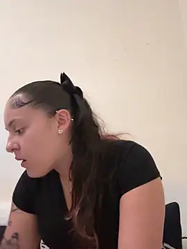 Snapshot of babykalirose chatting on October 31, 4:02 am babykalirose online show from October 31, 4:02 am