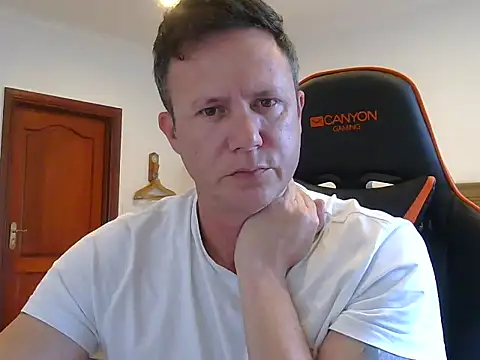 Snapshot of TroyDieselXXX chatting on December 17, 4:07 am TroyDieselXXX online show from December 17, 4:07 am