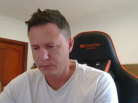 Snapshot of TroyDieselXXX chatting on December 19, 4:30 am TroyDieselXXX online show from December 19, 4:30 am