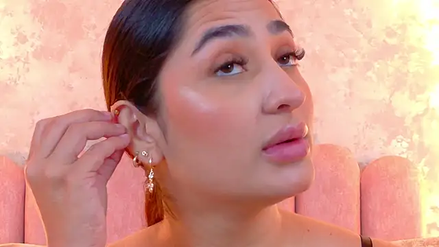 JasmineRhodes online show from April 25, 1:41 pm