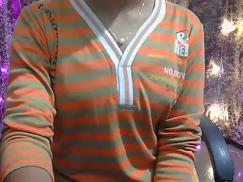 Snapshot of lovely_soniya chatting on December 15, 4:39 am lovely soniya online show from December 15, 4:39 am