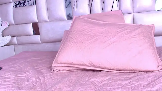 Snapshot of emmacurvy chatting on October 23, 3:06 am emmacurvy online show from October 23, 3:06 am