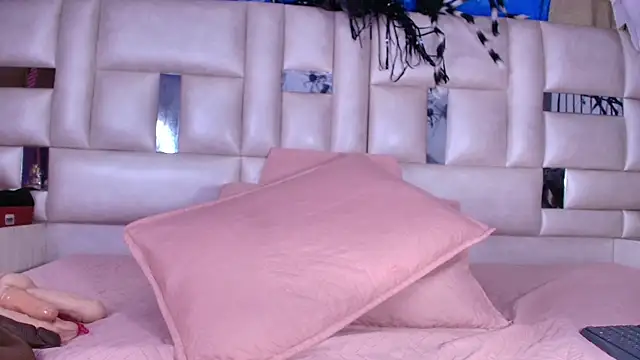 Snapshot of emmacurvy chatting on October 26, 3:12 am emmacurvy online show from October 26, 3:12 am