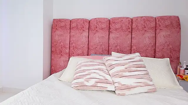 Snapshot of emmacurvy chatting on November 8, 3:07 am emmacurvy online show from November 8, 3:07 am