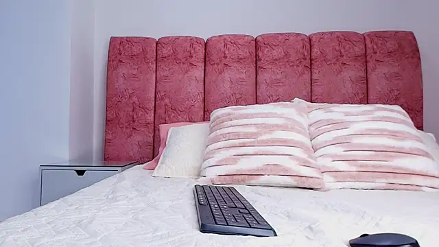 Snapshot of emmacurvy chatting on November 11, 3:06 am emmacurvy online show from November 11, 3:06 am