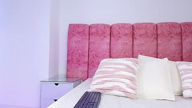 Snapshot of emmacurvy chatting on November 14, 3:05 am emmacurvy online show from November 14, 3:05 am