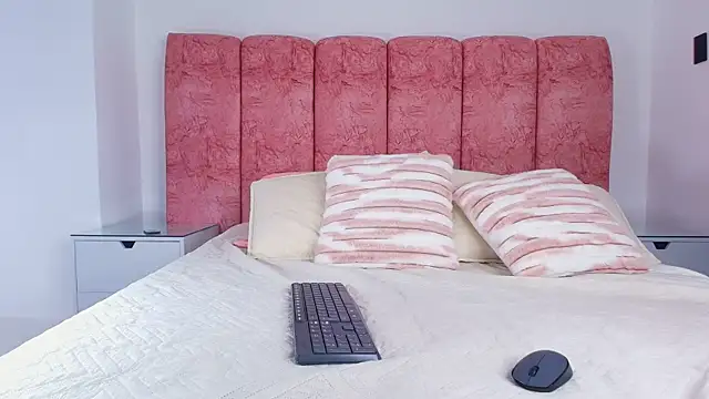 Snapshot of emmacurvy chatting on November 28, 3:09 am emmacurvy online show from November 28, 3:09 am