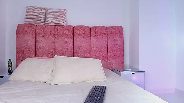 Snapshot of emmacurvy chatting on December 2, 3:12 am emmacurvy online show from December 2, 3:12 am