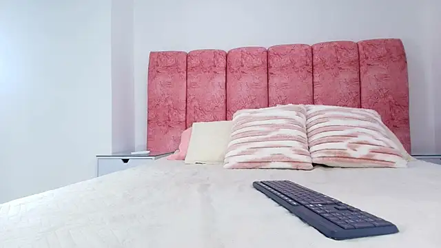 Snapshot of emmacurvy chatting on December 3, 3:03 am emmacurvy online show from December 3, 3:03 am