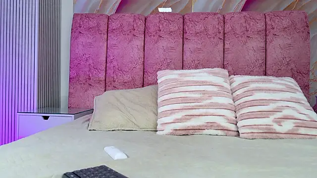 emmacurvy online show from February 1, 3:05 am