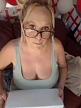 Snapshot of Bouncy-Bella28X chatting on June 24, 9:52 am Bouncy-Bella28X online show from June 24, 9:52 am