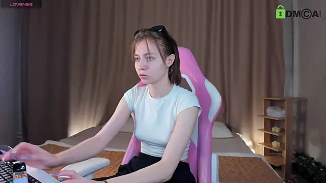 Snapshot of Skelerata chatting on December 19, 1:01 am Skelerata online show from December 19, 1:01 am