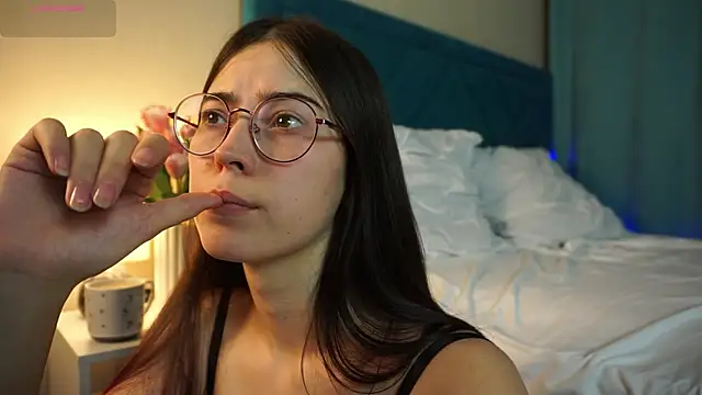 Snapshot of ywixos chatting on November 4, 2:49 pm ywixos online show from November 4, 2:49 pm