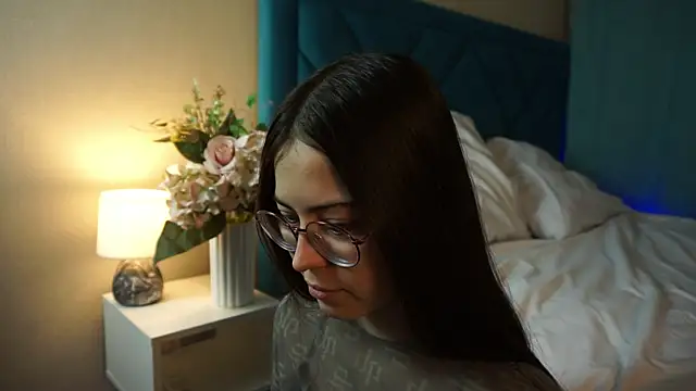 Snapshot of ywixos chatting on December 14, 2:33 pm ywixos online show from December 14, 2:33 pm