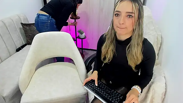 Snapshot of Miss_Annye chatting on November 1, 4:36 am Miss Annye online show from November 1, 4:36 am