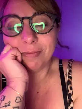 Snapshot of LupeLok chatting on November 5, 5:18 am LupeLok online show from November 5, 5:18 am