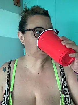 Snapshot of LupeLok chatting on November 6, 5:25 pm LupeLok online show from November 6, 5:25 pm