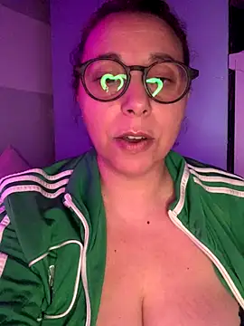 Snapshot of LupeLok chatting on November 8, 4:34 am LupeLok online show from November 8, 4:34 am