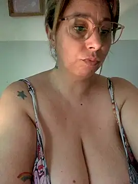 Snapshot of LupeLok chatting on December 4, 4:38 pm LupeLok online show from December 4, 4:38 pm