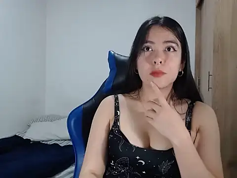 Snapshot of EloiseJun chatting on October 2, 1:23 am EloiseJun online show from October 2, 1:23 am