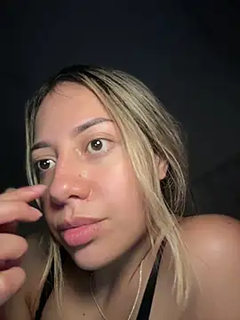 Snapshot of MissCat_ chatting on December 20, 3:13 am MissCat online show from December 20, 3:13 am