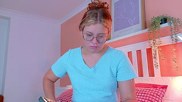 Snapshot of BelaMiller_ chatting on September 29, 11:37 am BelaMiller online show from September 29, 11:37 am