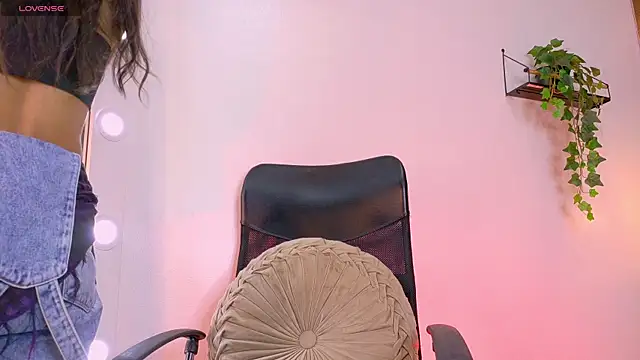 TiffValentinee  online show from October 31, 5:58 pm