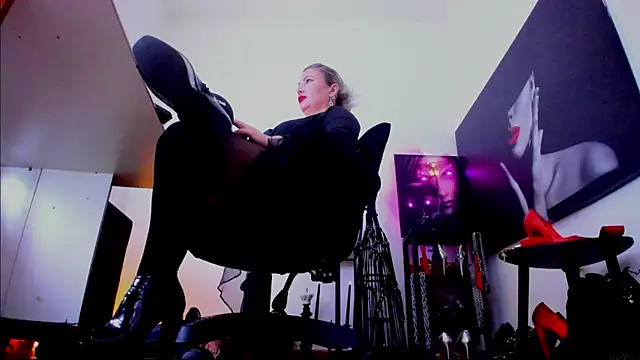 demisweet online show from November 17, 9:31 pm