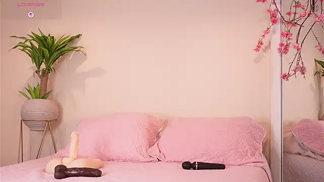 Snapshot of mili_moon_ chatting on October 23, 12:15 pm mili moon online show from October 23, 12:15 pm